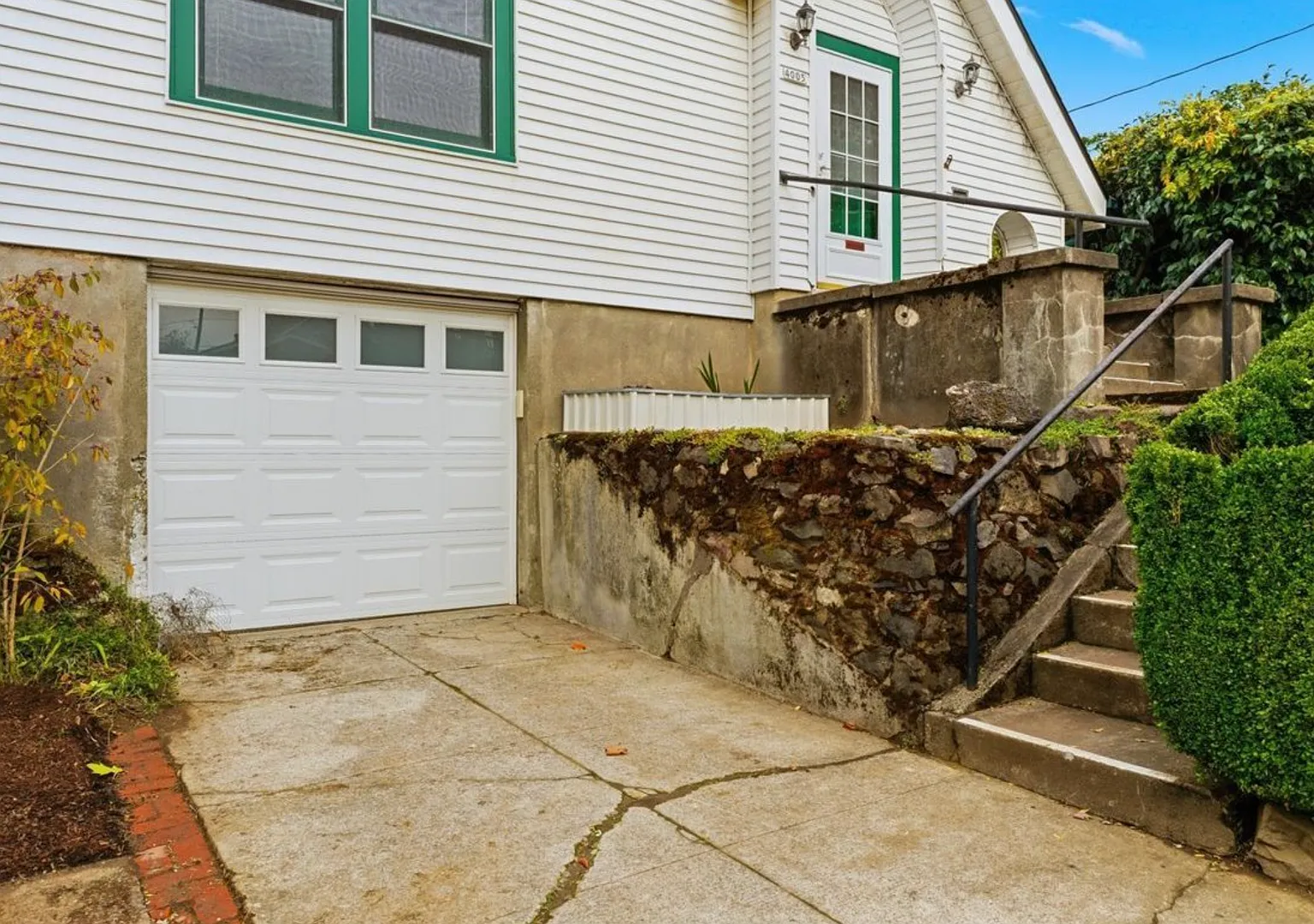 Discover Comfort & Charm in a Prime Location: 2BD/1B Single-Family Home! — Photo 4