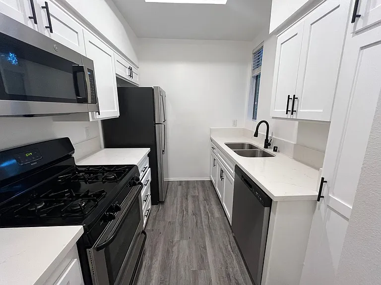 1527 Veteran Ave — Photo 12