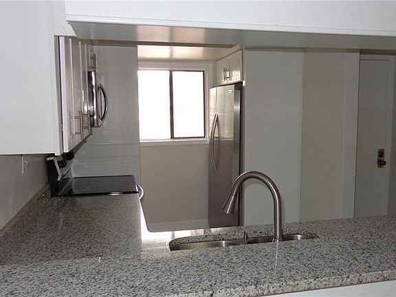 4th image of 942 E Michigan St #242