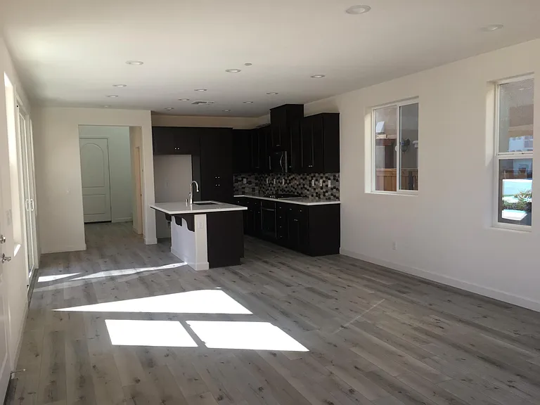 950 S Sophia St — Photo 14
