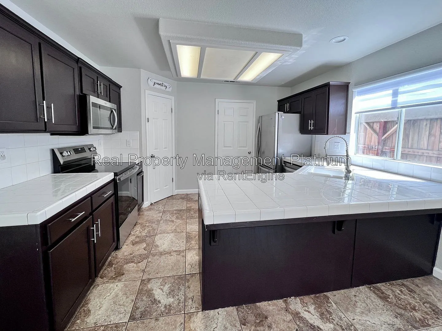 3 bed, 2.0 bath, 1425 sqft, $2,395 — Photo 2