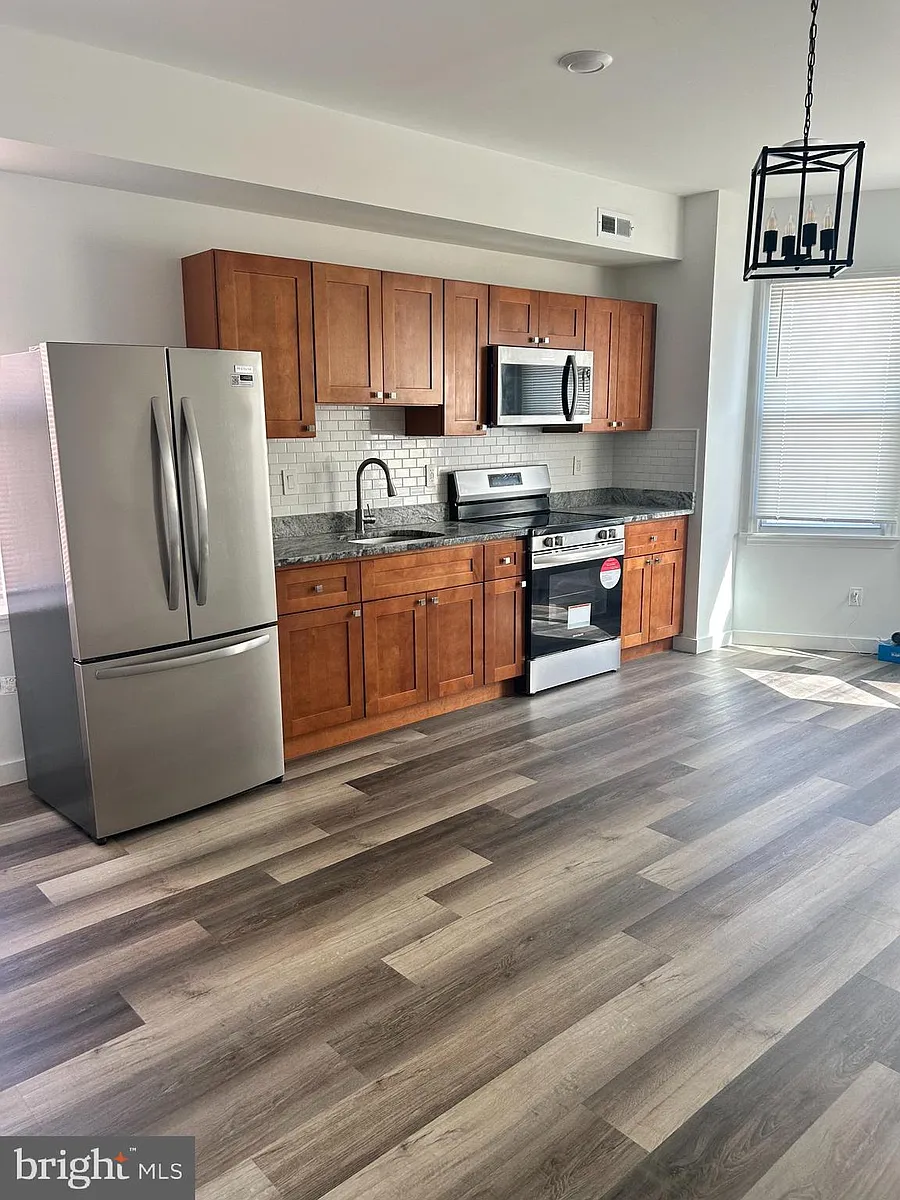 Building Photo - 2035 W Toronto St #2