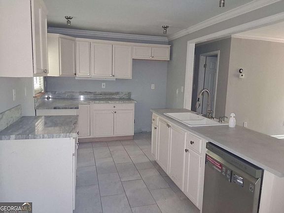 4th image of 1032 Valley View Rd SE