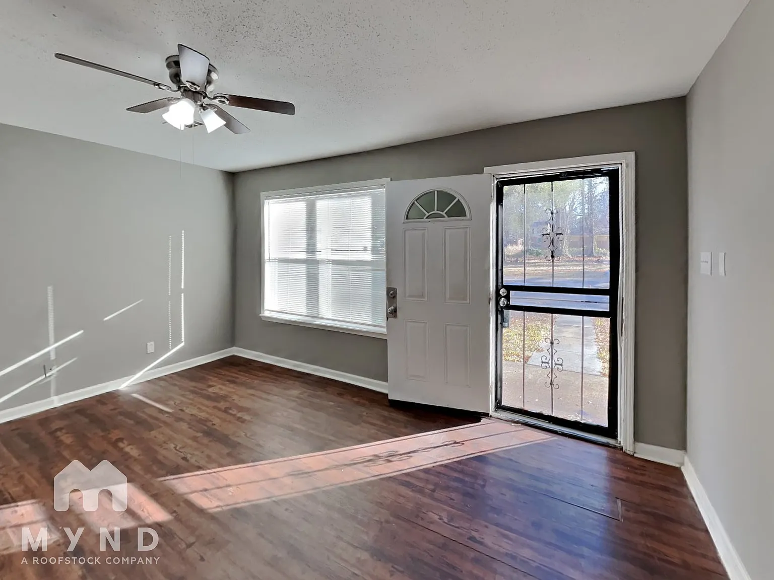3 bed, 2.0 bath, 1008 sqft, $1,015 — Photo 3