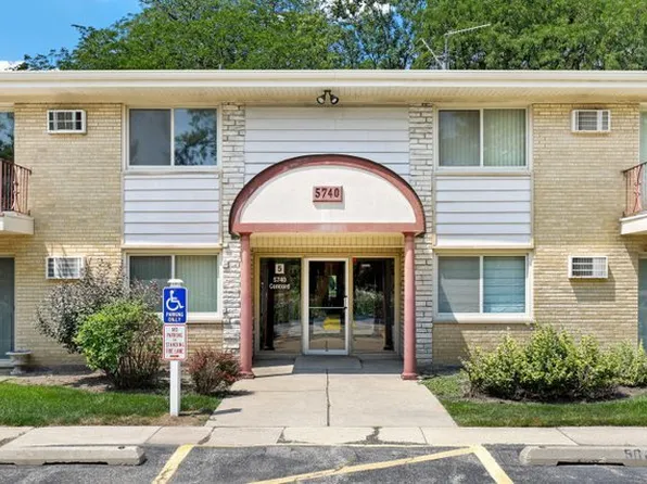 5740 Concord Ln APT 11, Clarendon Hills, IL 60514