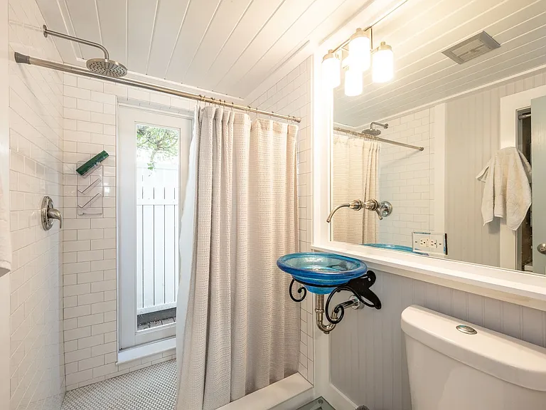 415 Julia St — Photo 27