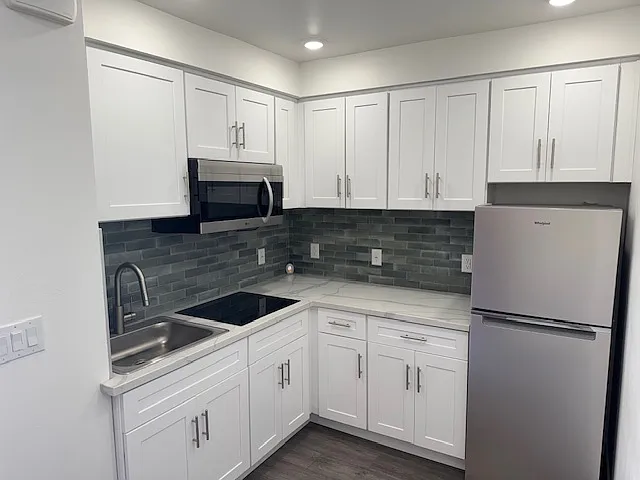 Las Palmas Apartments — Photo 3