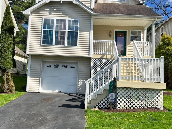 220 Hawthorne Village Ct, East Stroudsburg, PA 18302
