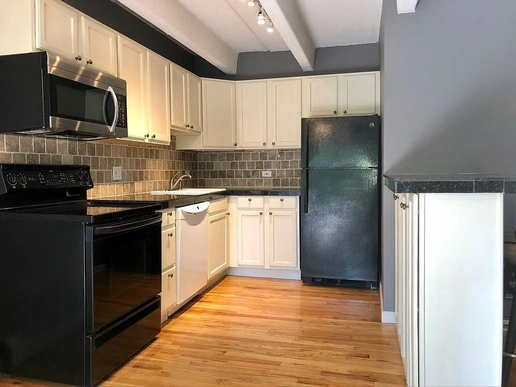 2 bed, 747 sqft, $2,100 — Photo 4