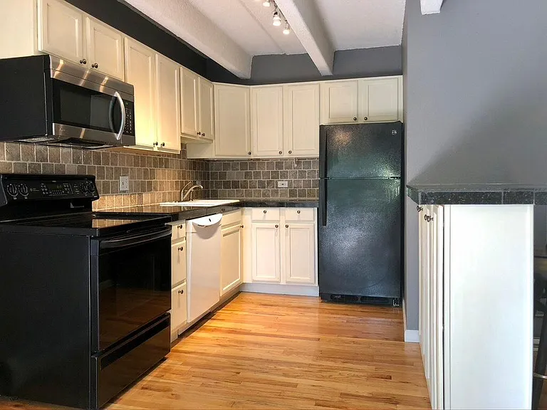 50 N Clarkson St — Photo 4