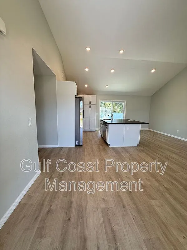 4 bed, 2.0 bath, 1603 sqft, $2,000 — Photo 3