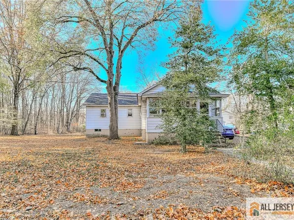 57 Railroad Ave, Helmetta, NJ 08828