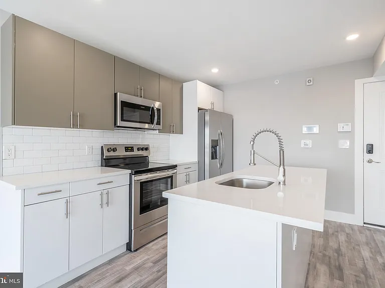 2500 N Mascher St #14 — Photo 6