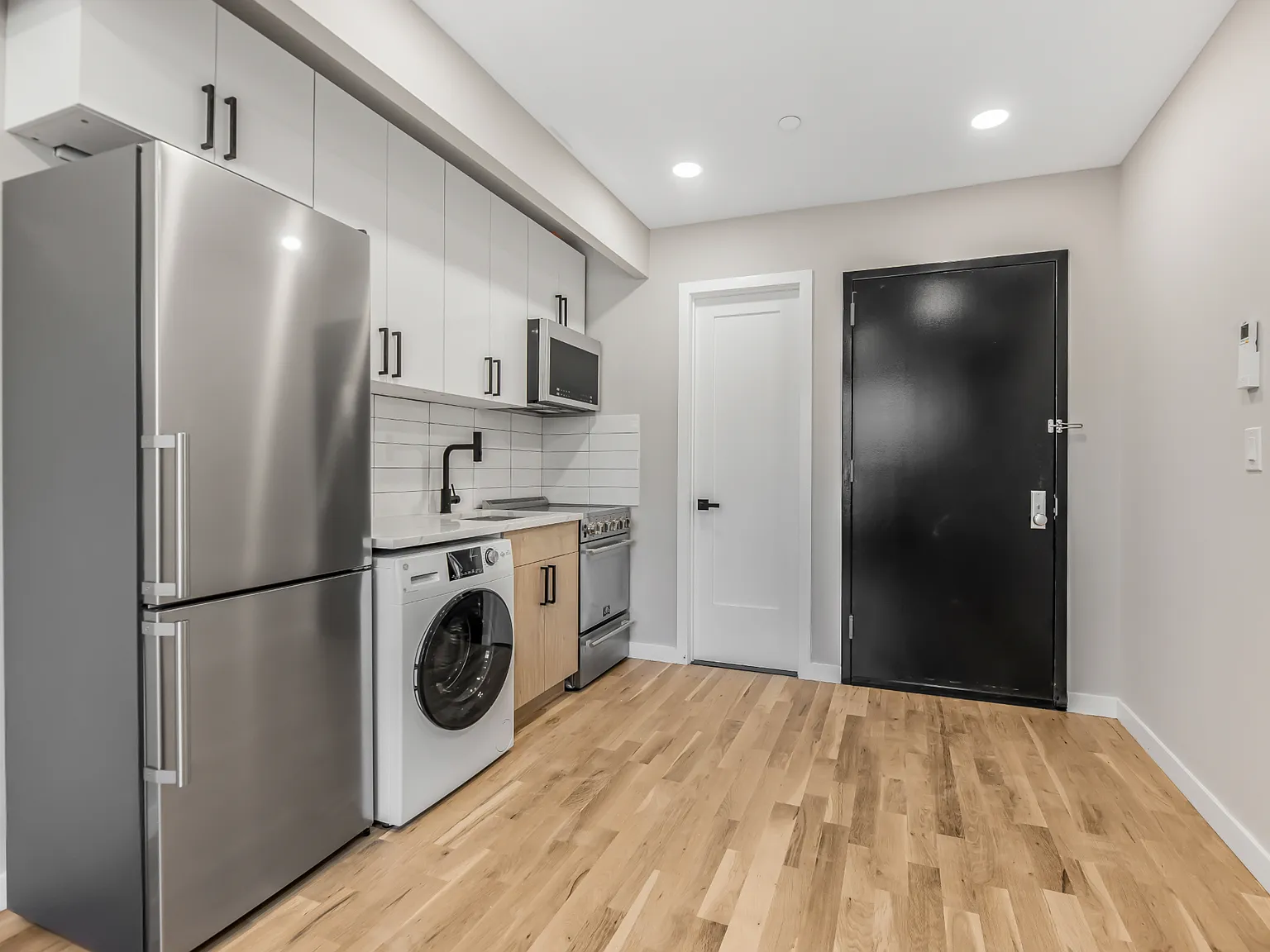 Studio, 400 sqft, $2,550 — Photo 3