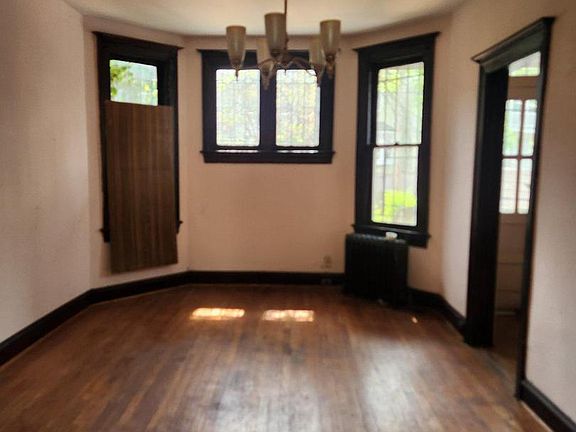 3rd image of 621 Lexington Pl NE