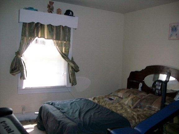 3rd image of 909 Franklin St