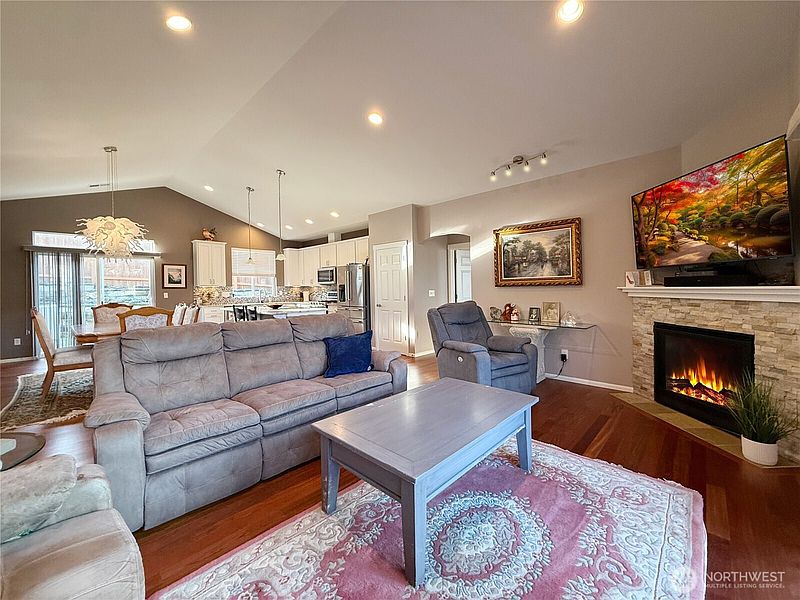 4th image of 4541 E Broadway Street