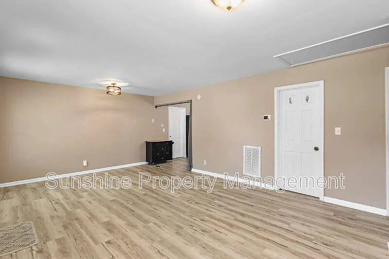 3 bed, 2.0 bath, 1200 sqft, $2,000 — Photo 2