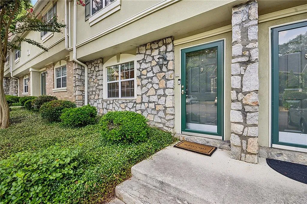 6900 Roswell Rd — Photo 2