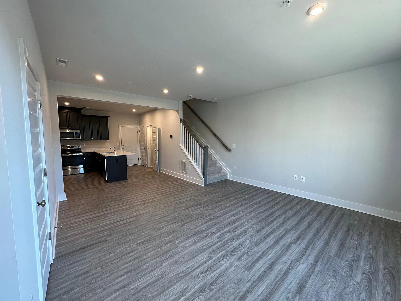 3 bed, 2.5 bath, 1605 sqft, $2,495 — Photo 3