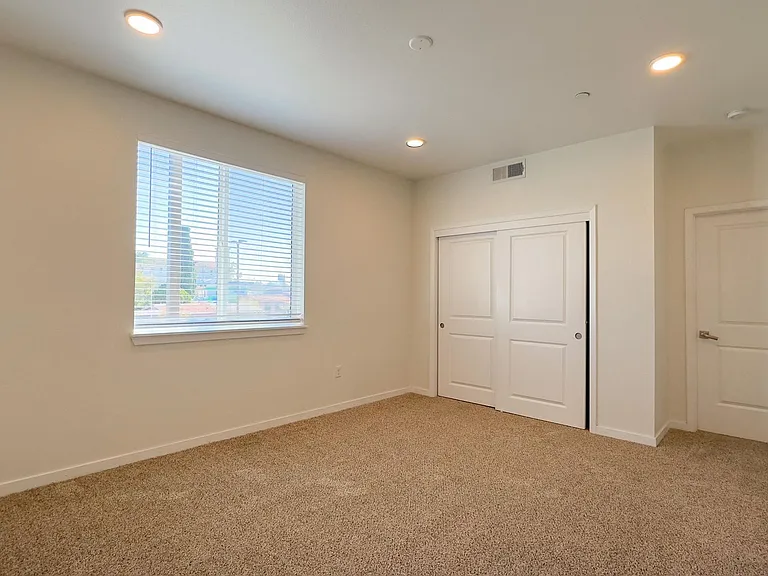 La Perla Apartments — Photo 24