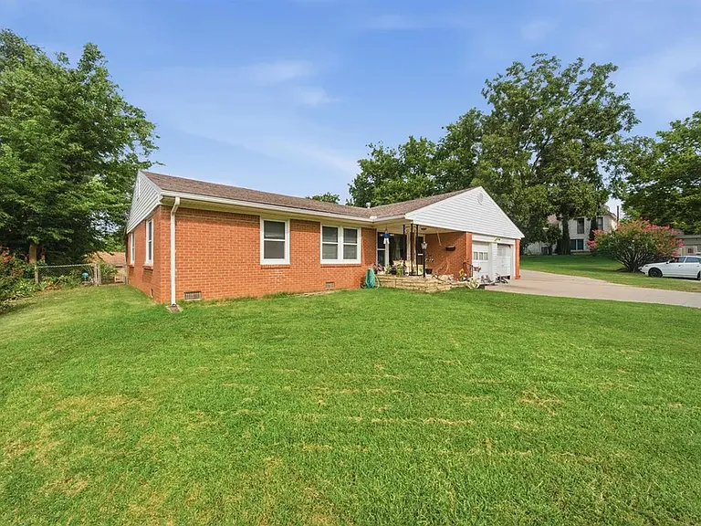 2337 S Crestway Ave — Photo 2