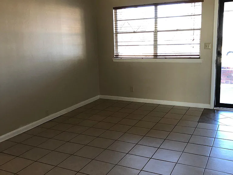 813 Barbour Ave — Photo 1