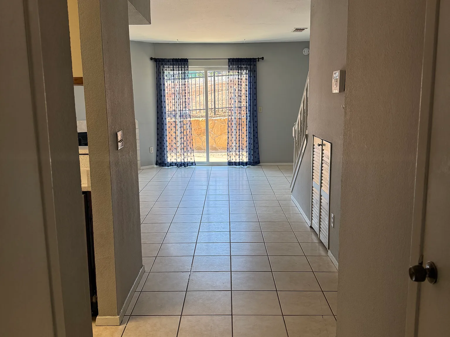 3 bed, 1088 sqft, $1,900 — Photo 2