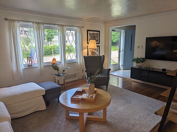 3rd image of 106 Carol Cir