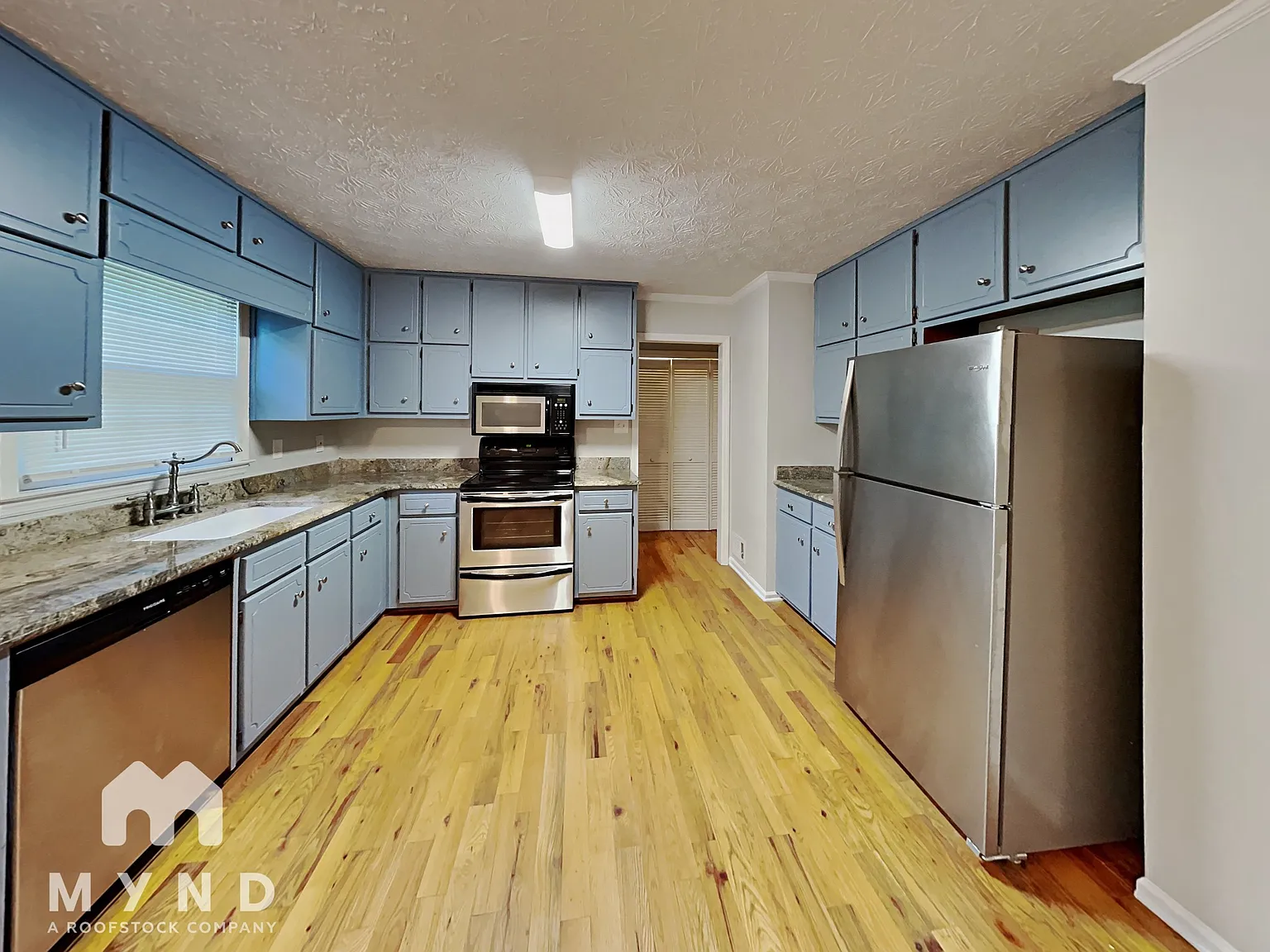 3 bed, 2.5 bath, 2222 sqft, $2,100 — Photo 4