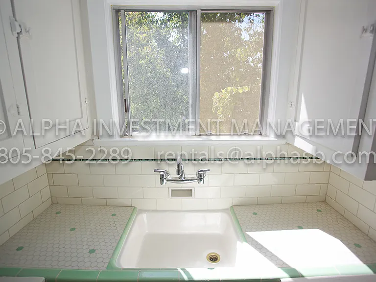 902-906 Bath St — Photo 3
