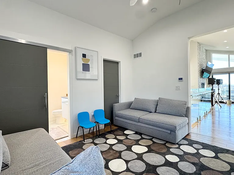 4732 Mercier St — Photo 45