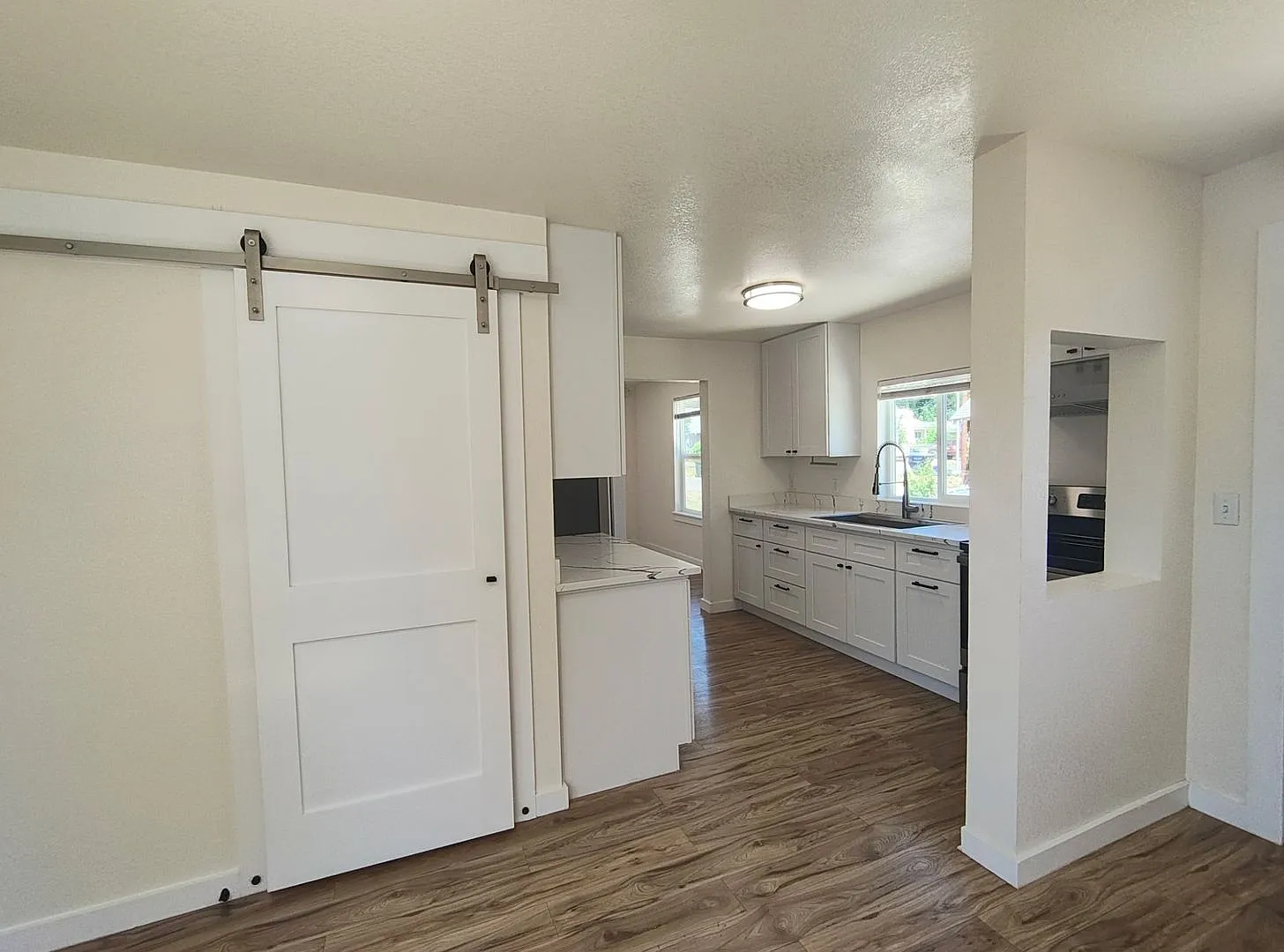Adorable 2 Bedroom 1 Bath Single Story House with a Garage — Photo 4