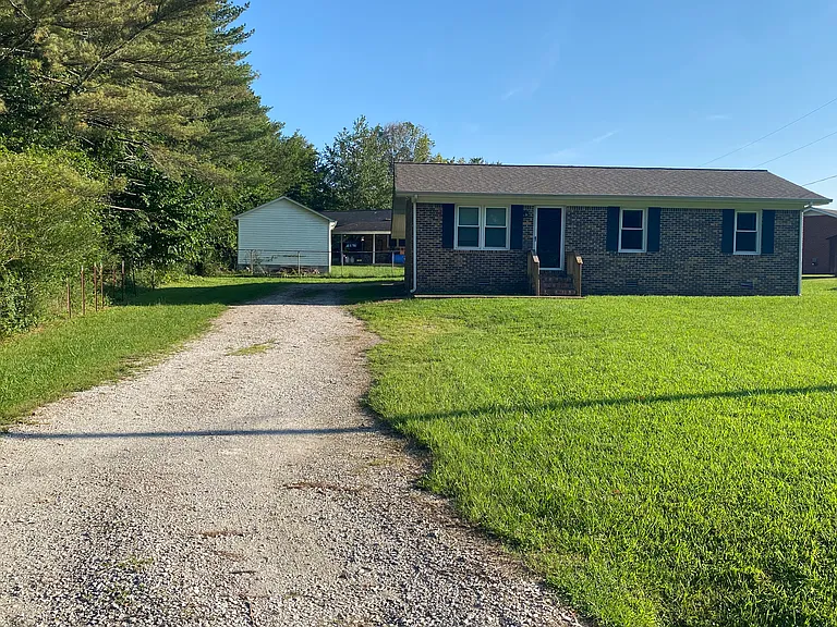 240 Lakeview Dr — Photo 3