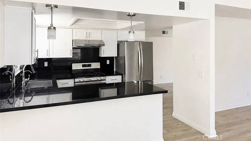 3 bed, 2.5 bath, 1709 sqft, $4,200 — Photo 4