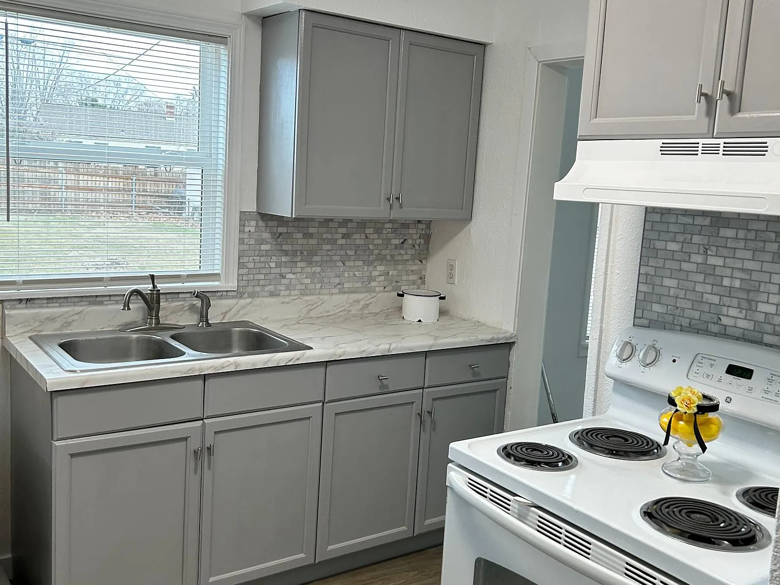 1428 McPherson Ave — Photo 3