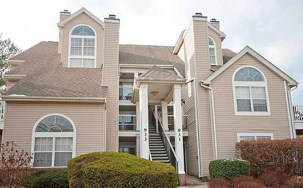 2 bed, 900 sqft, $2,200 — Photo 1