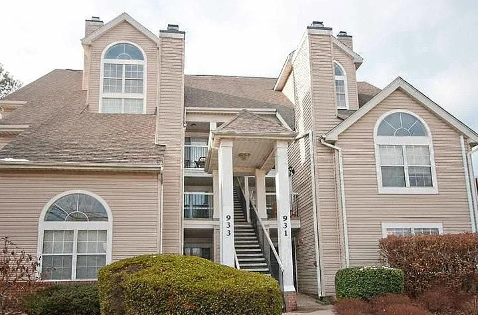 933 Hillside Lake Ter #109