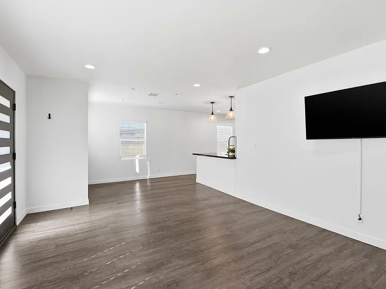 17055 Gault St #17055 — Photo 16