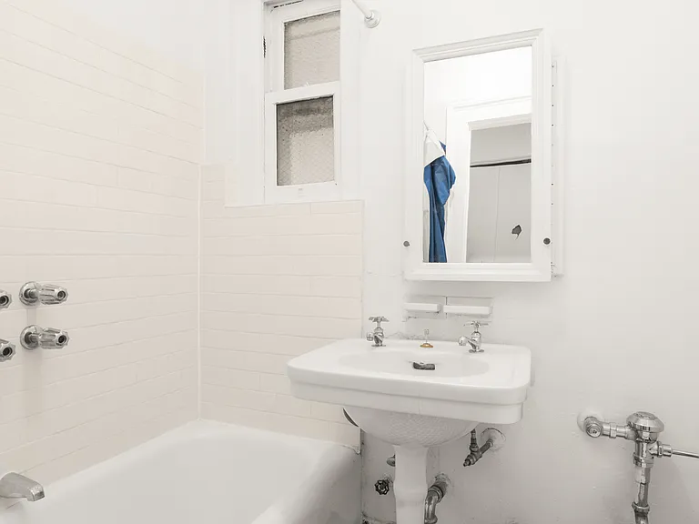 311 E 9th St #Penthouse 4 — Photo 7