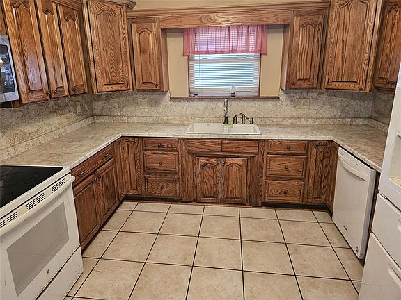 3rd image of 330 Elmwood Dr