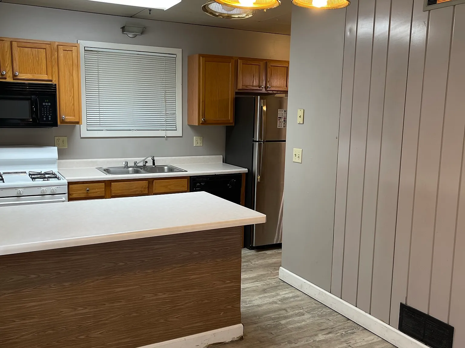4 bed, 1800 sqft, $3,221 — Photo 4