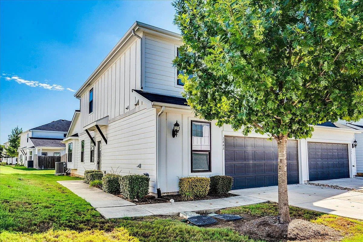4 bed, 2.5 bath, 2108 sqft, $1,995 — Photo 3