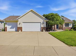 407 Wildflower Dr, Fairfax, IA 52228