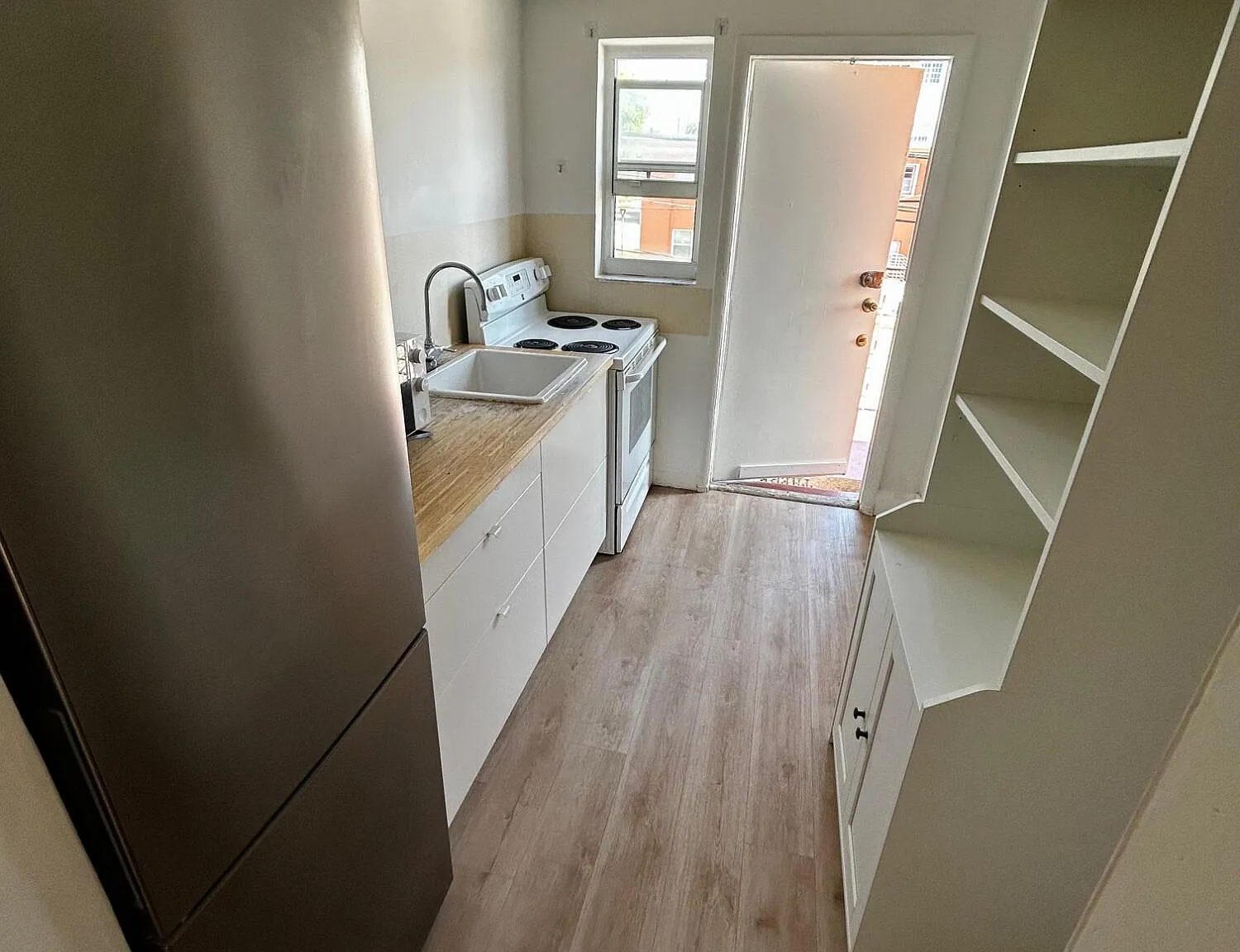 2 bed, 1.0 bath, 725 sqft, $2,190 — Photo 3