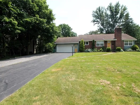 8709 Nottingham Ter, Williamsville, NY 14221