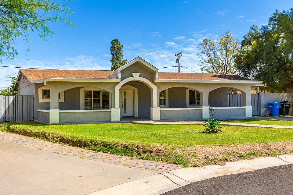 3510 E Amelia Ave — Photo 2