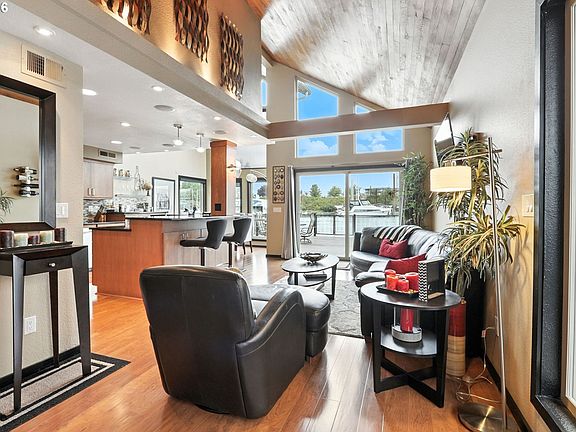 4th image of 331 NE Bridgeton Rd Slip 10