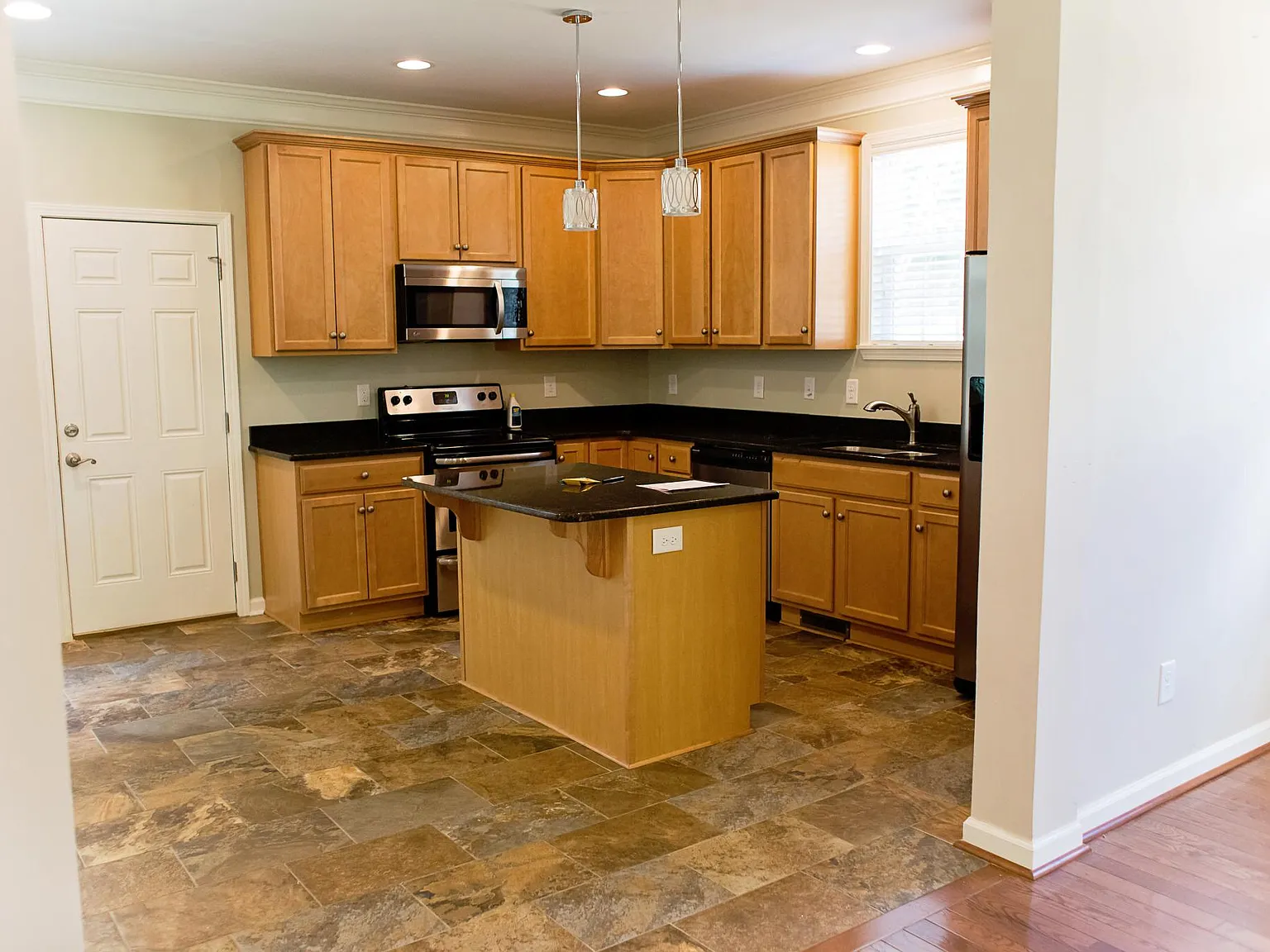 4 bed, 1750 sqft, $4,800 — Photo 3