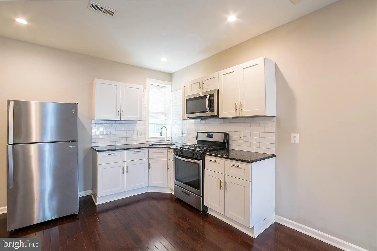 2 bed, 1.0 bath, $1,195 — Photo 2
